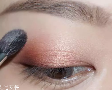 棕色眼影怎么畫(huà)好看？作為最后的暈染色