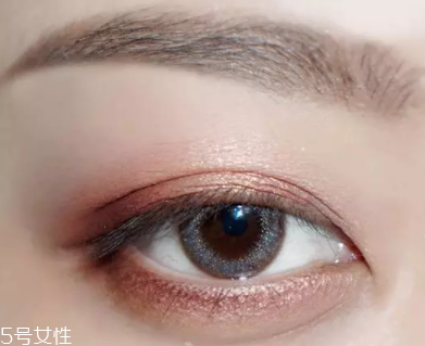 棕色眼影怎么畫(huà)好看？作為最后的暈染色