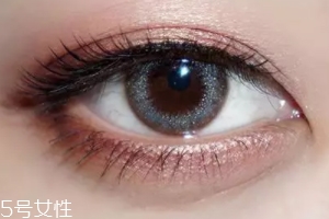 棕色眼影怎么畫(huà)好看？作為最后的暈染色