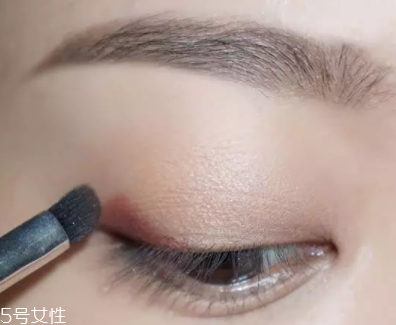 棕色眼影怎么畫(huà)好看？作為最后的暈染色