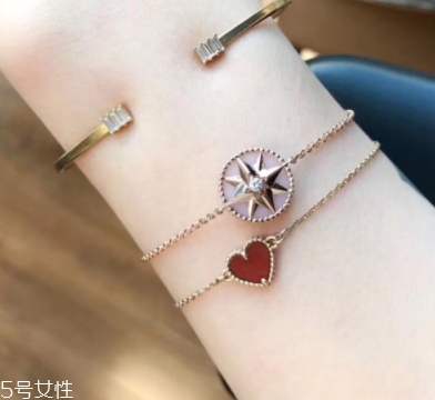 dior迪奧手鏈多少錢一個(gè)？