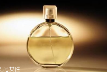 香水噴太多了怎么辦？用濕毛巾擦拭