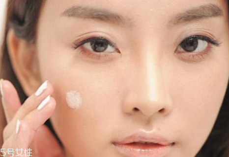 妝前乳用手還是海綿？水潤(rùn)質(zhì)地用手