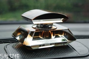 男士車里放什么香水好？廣藿香讓人清醒