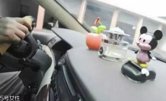 男士車里放什么香水好？廣藿香讓人清醒