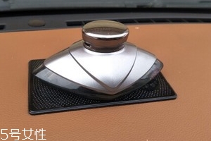 汽車(chē)香水怎么安裝？香水座需粘貼