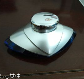 汽車(chē)香水怎么安裝？香水座需粘貼