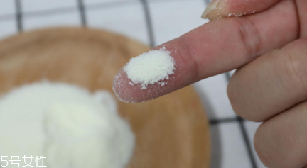 愛他美奶粉哪個版本好？白金版表現(xiàn)出色