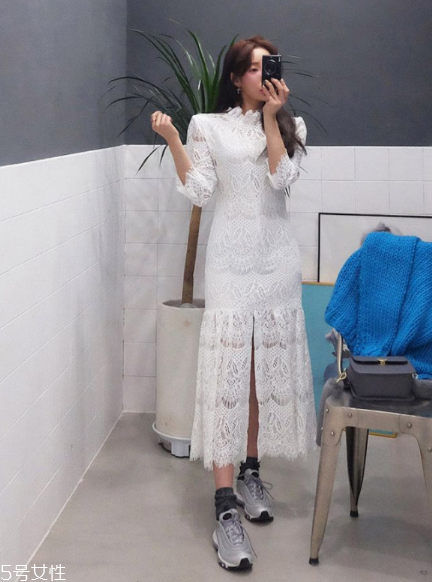 蕾絲連衣裙搭配什么鞋？開啟撩人春季