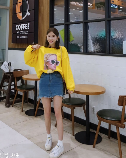 衛(wèi)衣搭配什么裙子好看？春日少女范兒盡顯