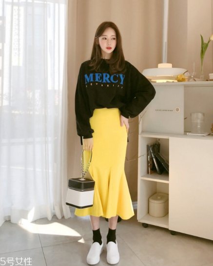 衛(wèi)衣搭配什么裙子好看？春日少女范兒盡顯