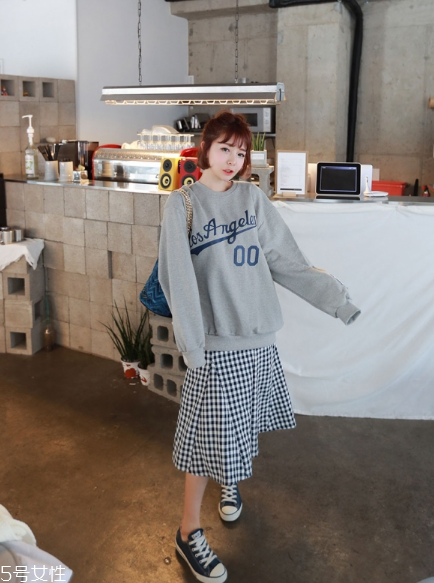衛(wèi)衣搭配什么裙子好看？春日少女范兒盡顯