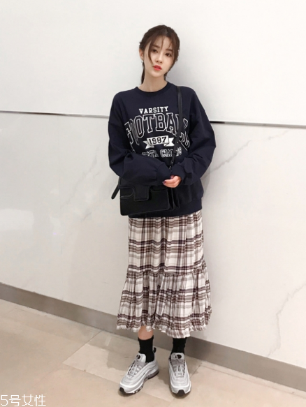 衛(wèi)衣搭配什么裙子好看？春日少女范兒盡顯