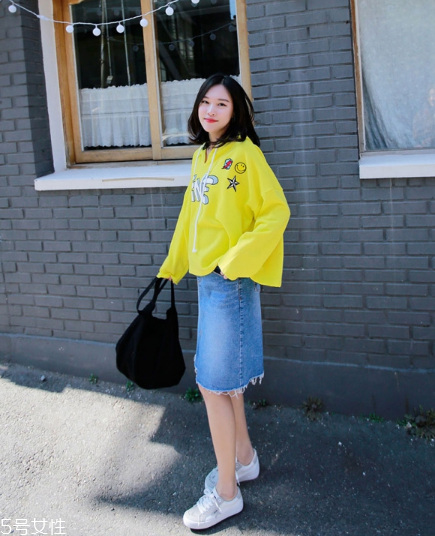 衛(wèi)衣搭配牛仔裙好看嗎？瞬間減齡變少女