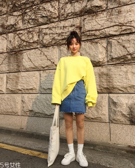 衛(wèi)衣搭配牛仔裙好看嗎？瞬間減齡變少女