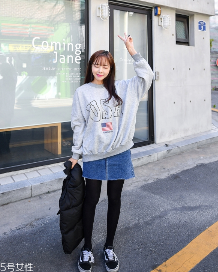 衛(wèi)衣搭配牛仔裙好看嗎？瞬間減齡變少女