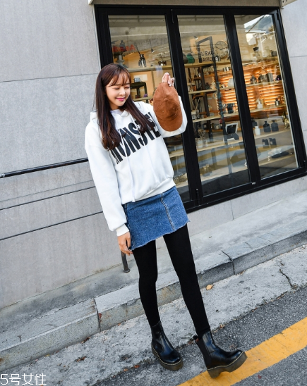 衛(wèi)衣搭配牛仔裙好看嗎？瞬間減齡變少女