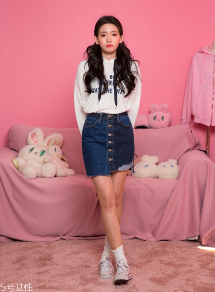 衛(wèi)衣搭配牛仔裙好看嗎？瞬間減齡變少女
