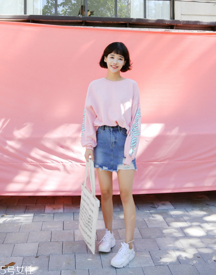衛(wèi)衣搭配牛仔裙好看嗎？瞬間減齡變少女