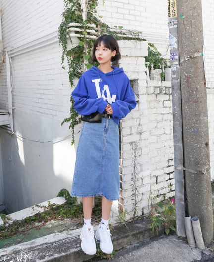 衛(wèi)衣搭配牛仔裙好看嗎？瞬間減齡變少女