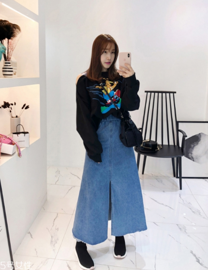 衛(wèi)衣搭配牛仔裙好看嗎？瞬間減齡變少女
