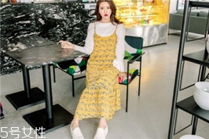 吊帶碎花裙配什么上衣？打造乖乖女形象