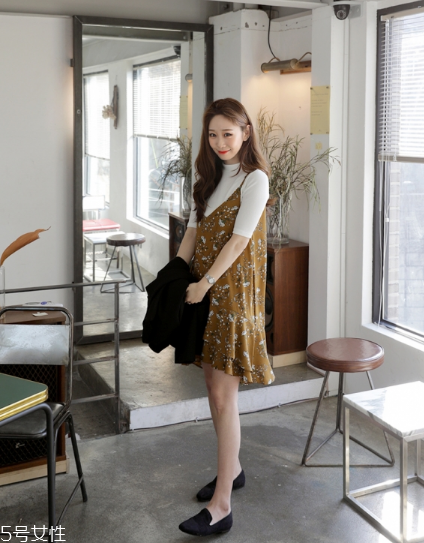 吊帶碎花裙配什么上衣？打造乖乖女形象