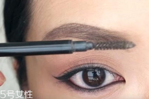 眉膠干了怎么辦？加水稀釋一下