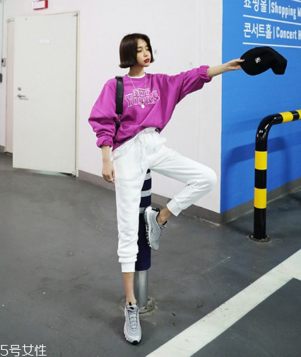 紫色衛(wèi)衣怎么搭配？流行色助你成為時尚女王