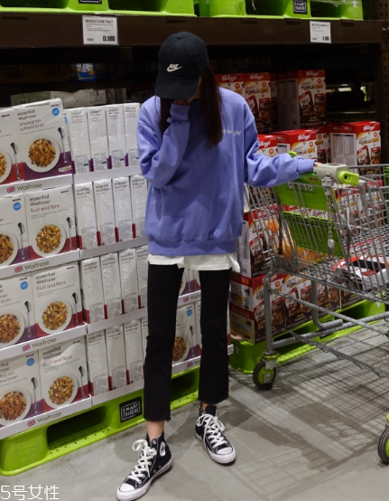 紫色衛(wèi)衣怎么搭配？流行色助你成為時尚女王