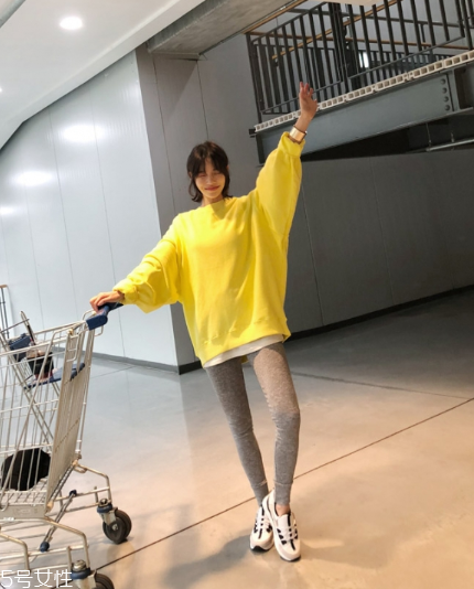 黃色衛(wèi)衣怎么搭配？用亮色吸引眼球