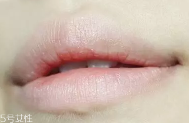 唇彩怎么涂好看？用下唇暈染上唇更好看