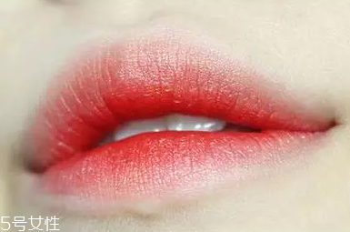 唇彩怎么涂好看？用下唇暈染上唇更好看