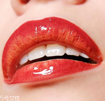 唇彩有點(diǎn)干了怎么辦？加礦泉水稀釋