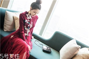 針織連衣裙什么款式好看？搭出時(shí)尚新感覺(jué)