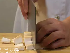 杏鮑菇怎么洗才干凈？鹽水泡泡輕松去污