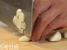 杏鮑菇怎么洗才干凈？鹽水泡泡輕松去污