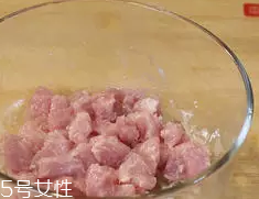 杏鮑菇怎么洗才干凈？鹽水泡泡輕松去污