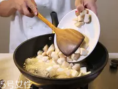 杏鮑菇怎么洗才干凈？鹽水泡泡輕松去污
