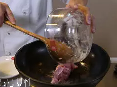 杏鮑菇怎么洗才干凈？鹽水泡泡輕松去污