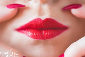 唇彩有點(diǎn)干了怎么辦？加礦泉水稀釋