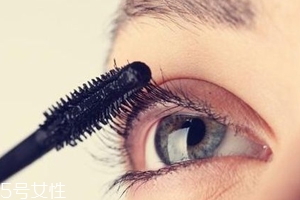 睫毛膏暈染到下眼皮怎么辦？用棉簽蘸取卸妝水擦掉