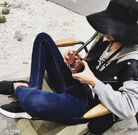 牛仔褲和休閑褲哪個好看？各有各的特色