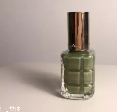 綠色指甲油配什么顏色？裸色和巧克力色是絕配
