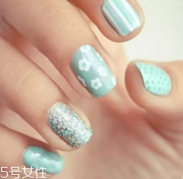 綠色指甲油顯手黑嗎？反光深綠色適合黃皮