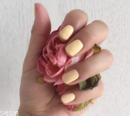 綠色指甲油顯手黑嗎？反光深綠色適合黃皮