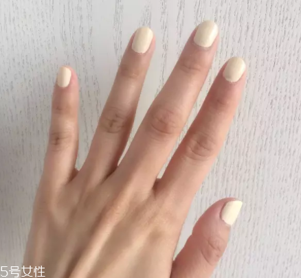 綠色指甲油顯手黑嗎？反光深綠色適合黃皮