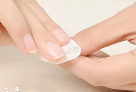指甲油膠水怎么樣洗掉？在家卸甲油膠的4個步驟