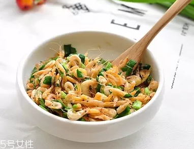 韭菜沒熟吃了會(huì)怎么樣？生韭菜很辛辣