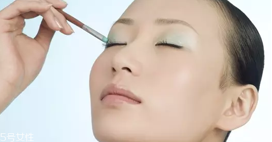怎么用口紅畫眼影？兩步畫好眼妝
